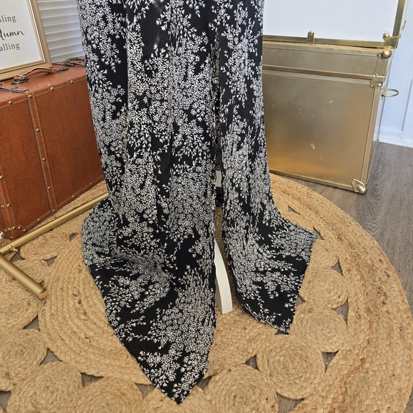 BEAUTIFUL BLACK FOREVER 21 MAXI SKIRT WITH WHITE FLORAL PATTERN 🖤🤍 - Picture 6 of 10